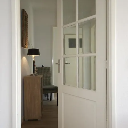 Jonas In De Walvis & Octopus Apartment *